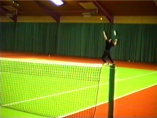 Tennis – Aufschlag im schwarzen Shirt, historischer Videomoment